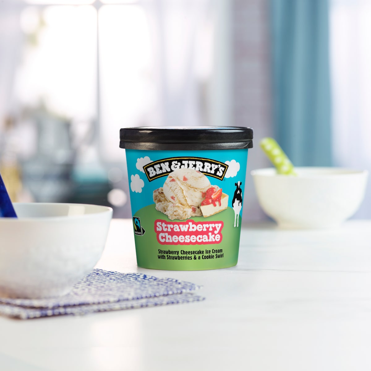 Strawberry Cheesecake Helado - Pint 3 / 4