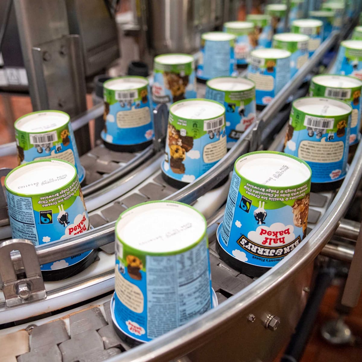 Tarrinas de helado Ben & Jerry’s en una línea de producción